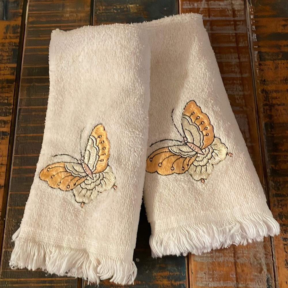 Avanti Linens Set of Butterfly Hand Towels